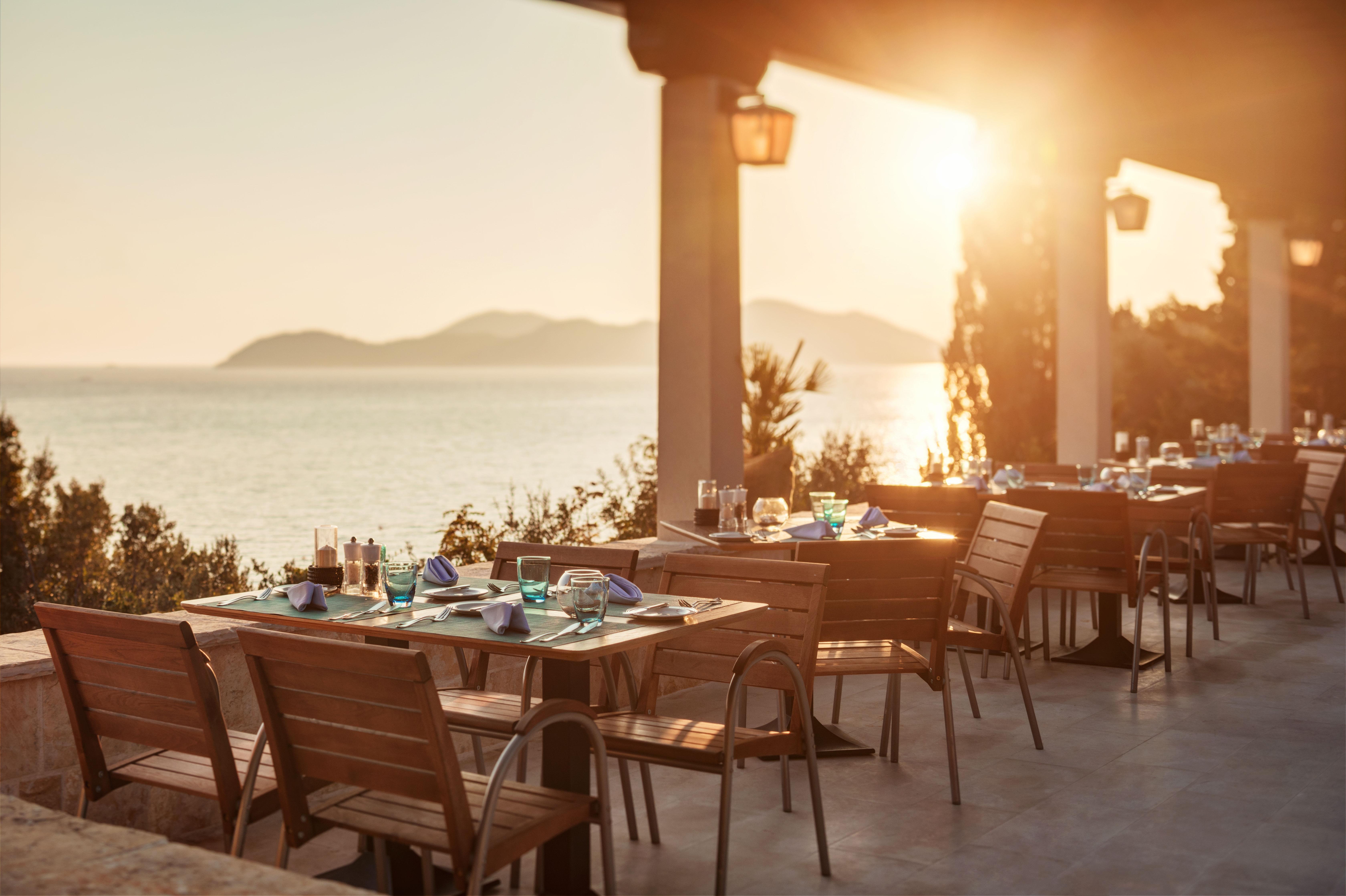 Sun Gardens Dubrovnik Hotel Orašac Kültér fotó Sunset at the restaurant